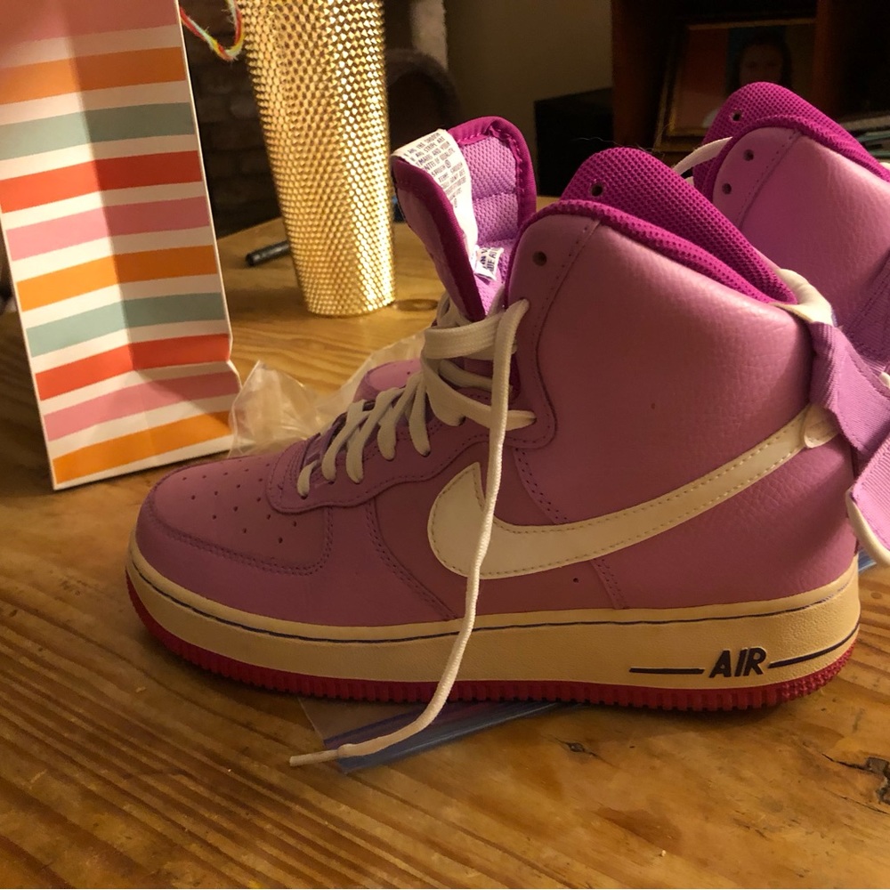 Nike AIR Lavender! Size 7 YOUTH EXCELLENT condition !